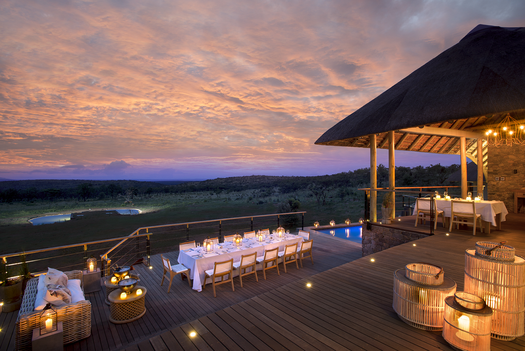 Mhondoro Safari Lodge&Villa Main lodge dining and pool deck